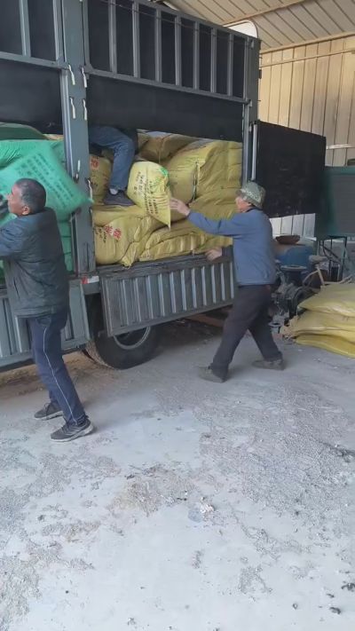 邢台发酵鸡粪，羊粪，有机肥正在卸车中