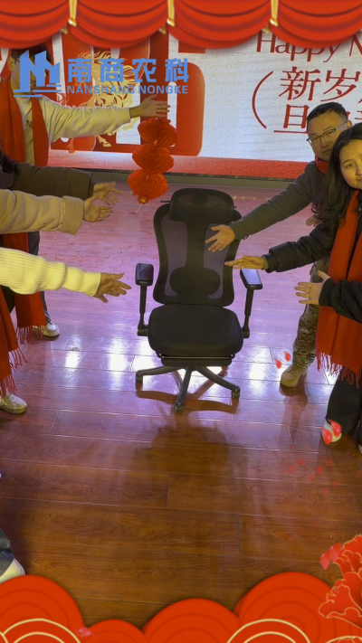 🎇 元旦快乐，温暖相伴 🎇时光匆匆，感恩 2025 年每一份支持与陪伴！从猪场到工厂，南商农科的成长，离不开每一位合作伙伴与家人的信赖！2026 年，我们将继续以贴心服务和硬核设备，陪您一路前行，养殖